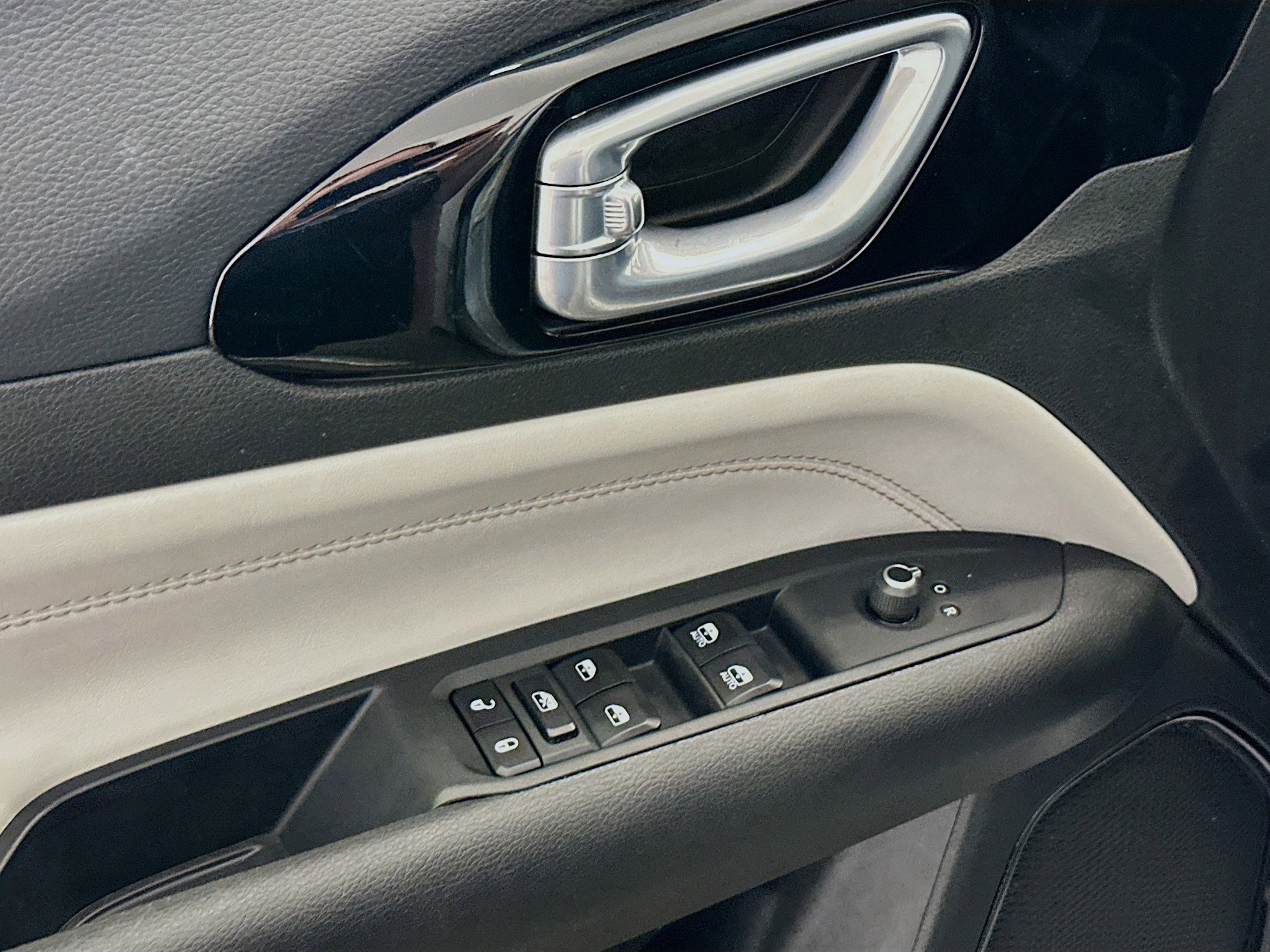 Used 2025 Jeep Compass Limited image 15