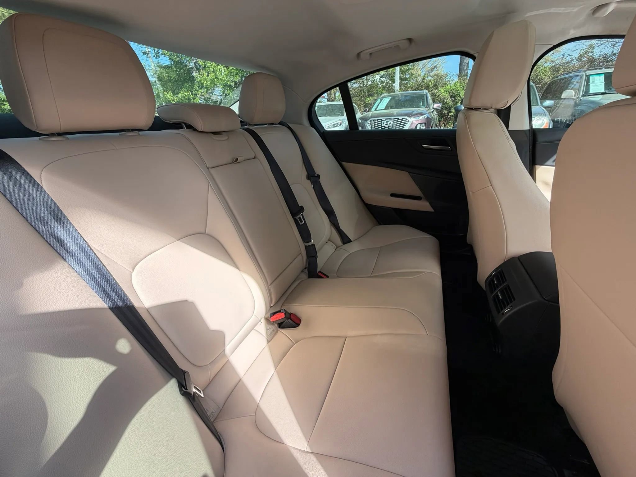 Used 2019 Jaguar XE Premium image 13