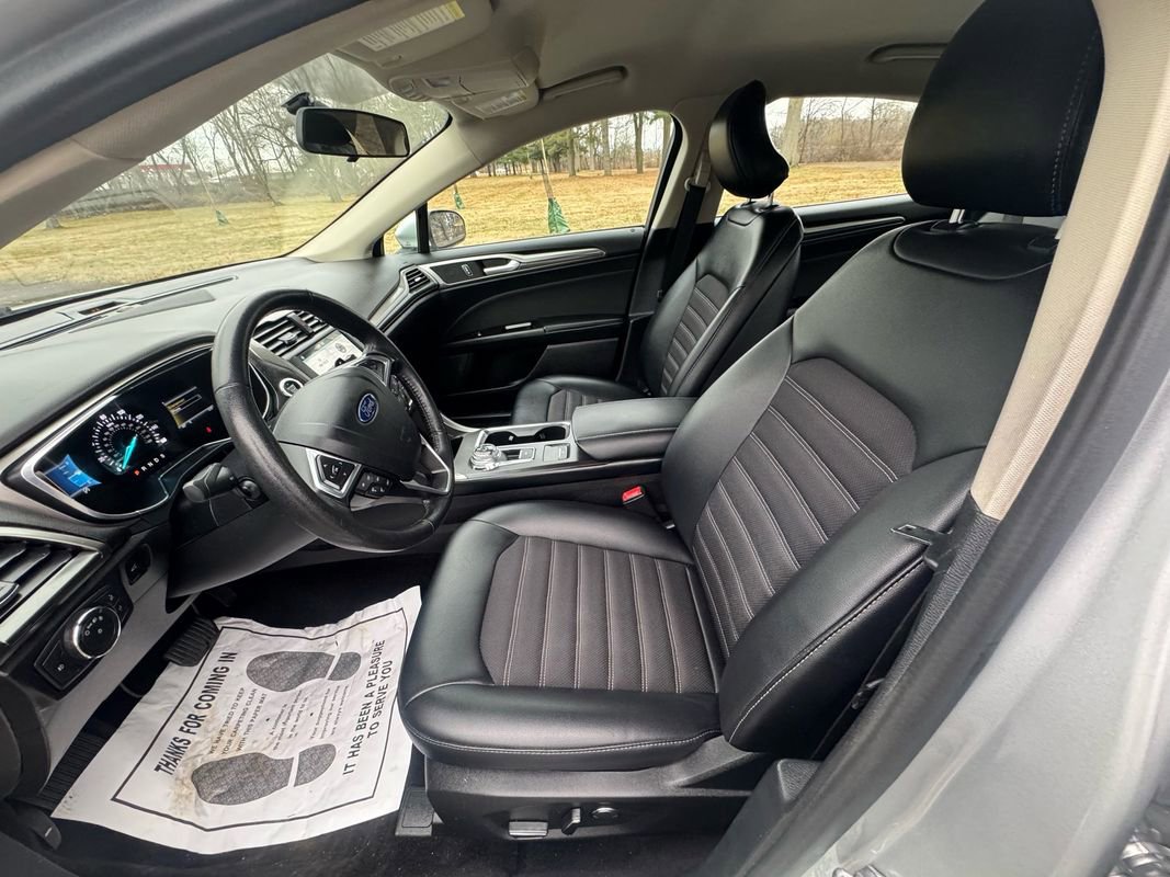 Used 2017 Ford Fusion SE w/ Equipment Group 201A image 10