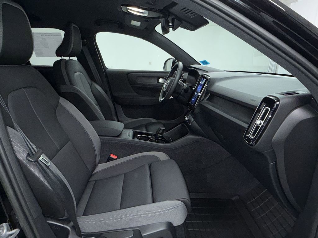 Used 2023 Volvo XC40 Recharge Core image 11