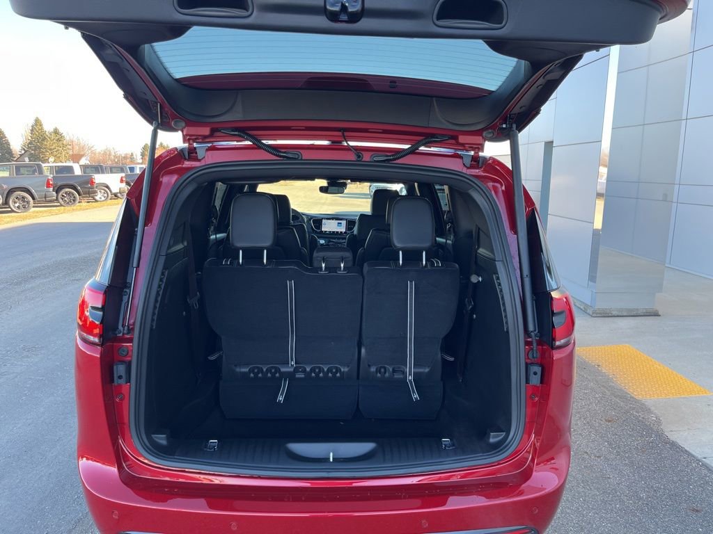 New 2026 Chrysler Pacifica Select w/ S Appearance Package image 10