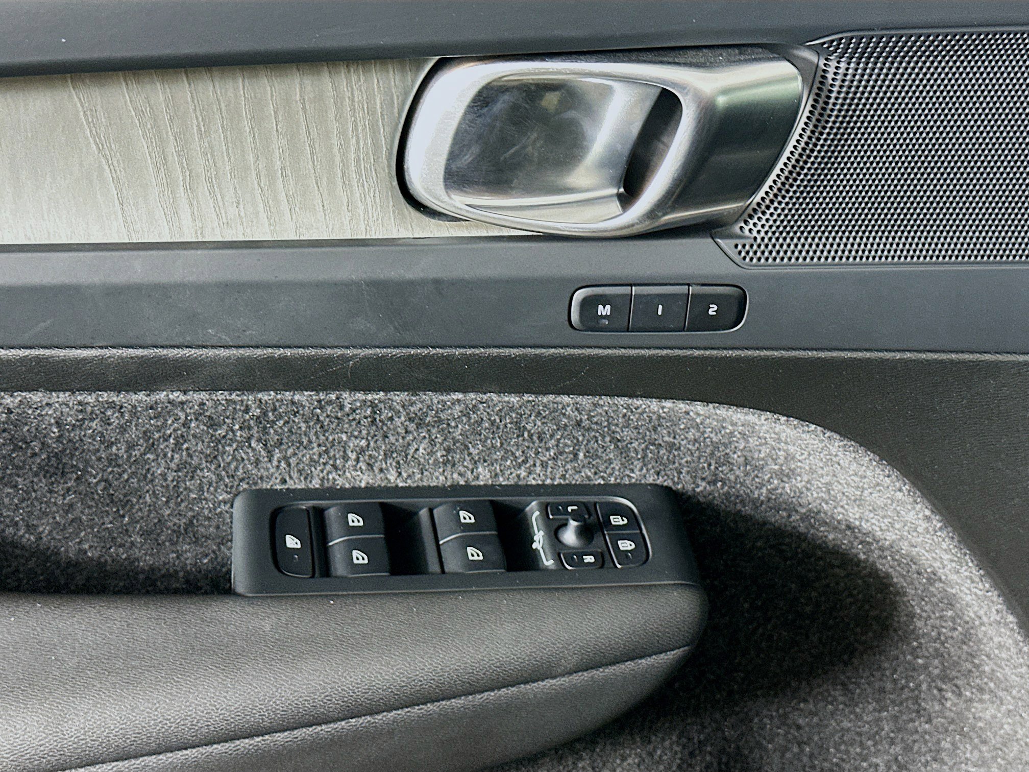 Used 2025 Volvo XC40 B5 Plus image 15