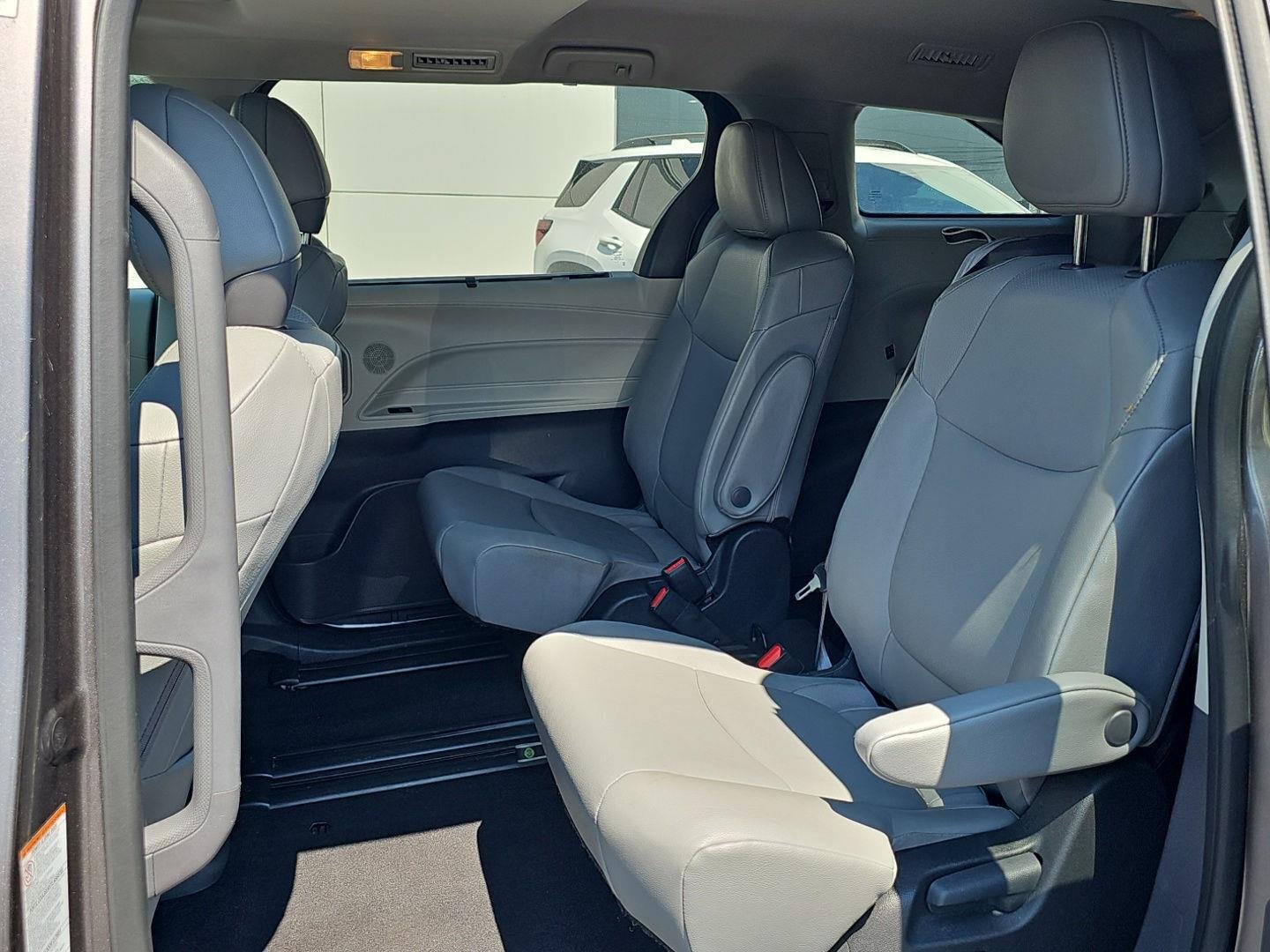 Used 2024 Toyota Sienna XLE FWD image 19