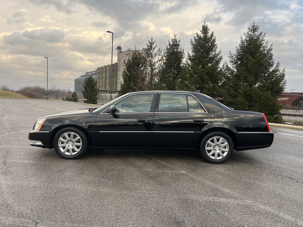 Used 2011 Cadillac DTS Premium image 2