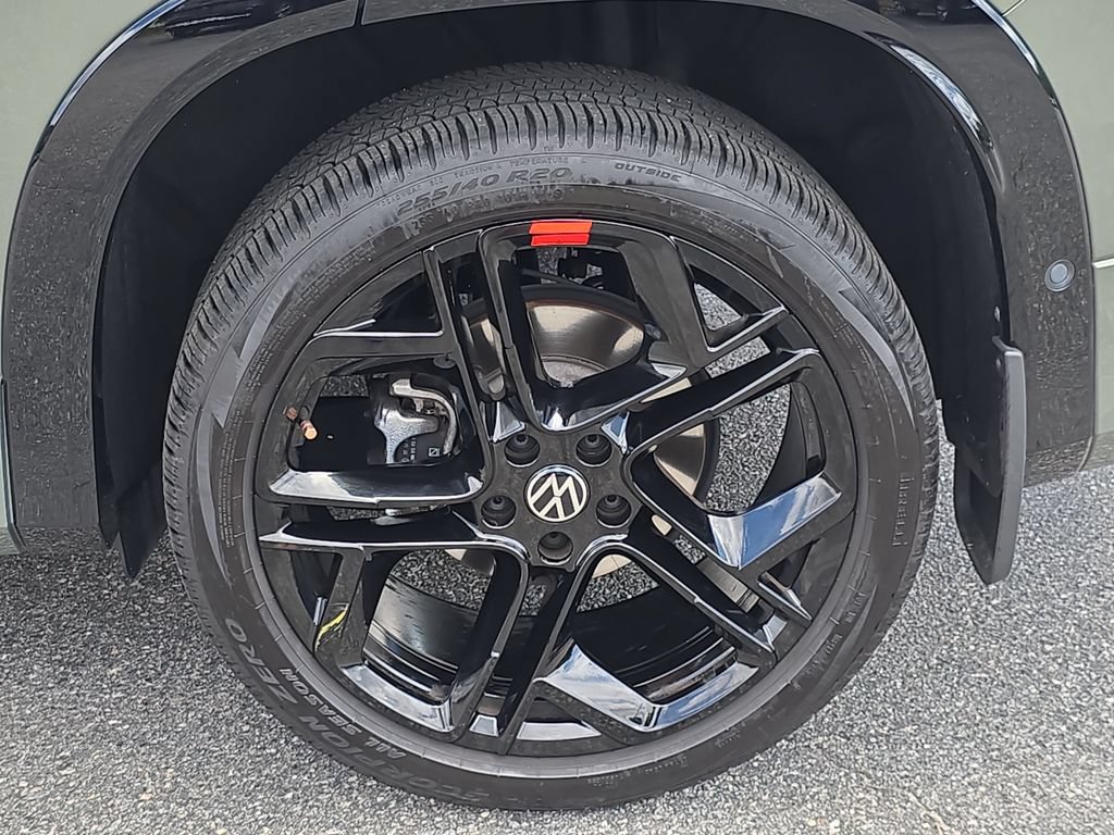 Used 2025 Volkswagen Tiguan SE R-Line AWD/4WD image 34