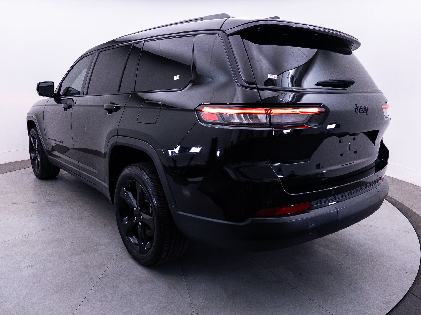 Used 2024 Jeep Grand Cherokee L Altitude RWD image 15