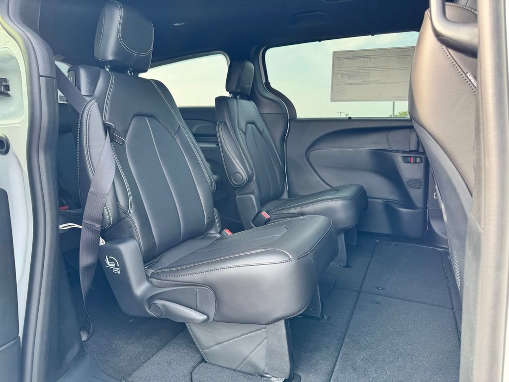 New 2027 Chrysler Pacifica Select FWD image 12