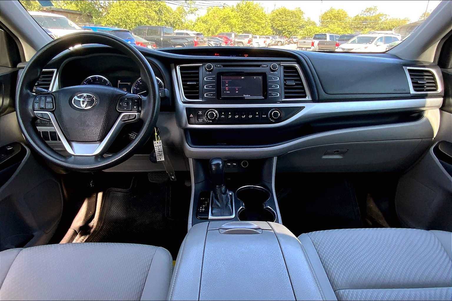 Used 2019 Toyota Highlander LE FWD image 14