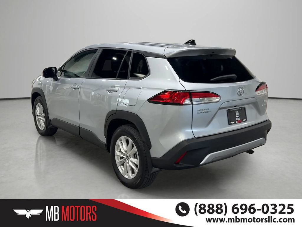 Used 2025 Toyota Corolla Cross LE AWD/4WD image 7