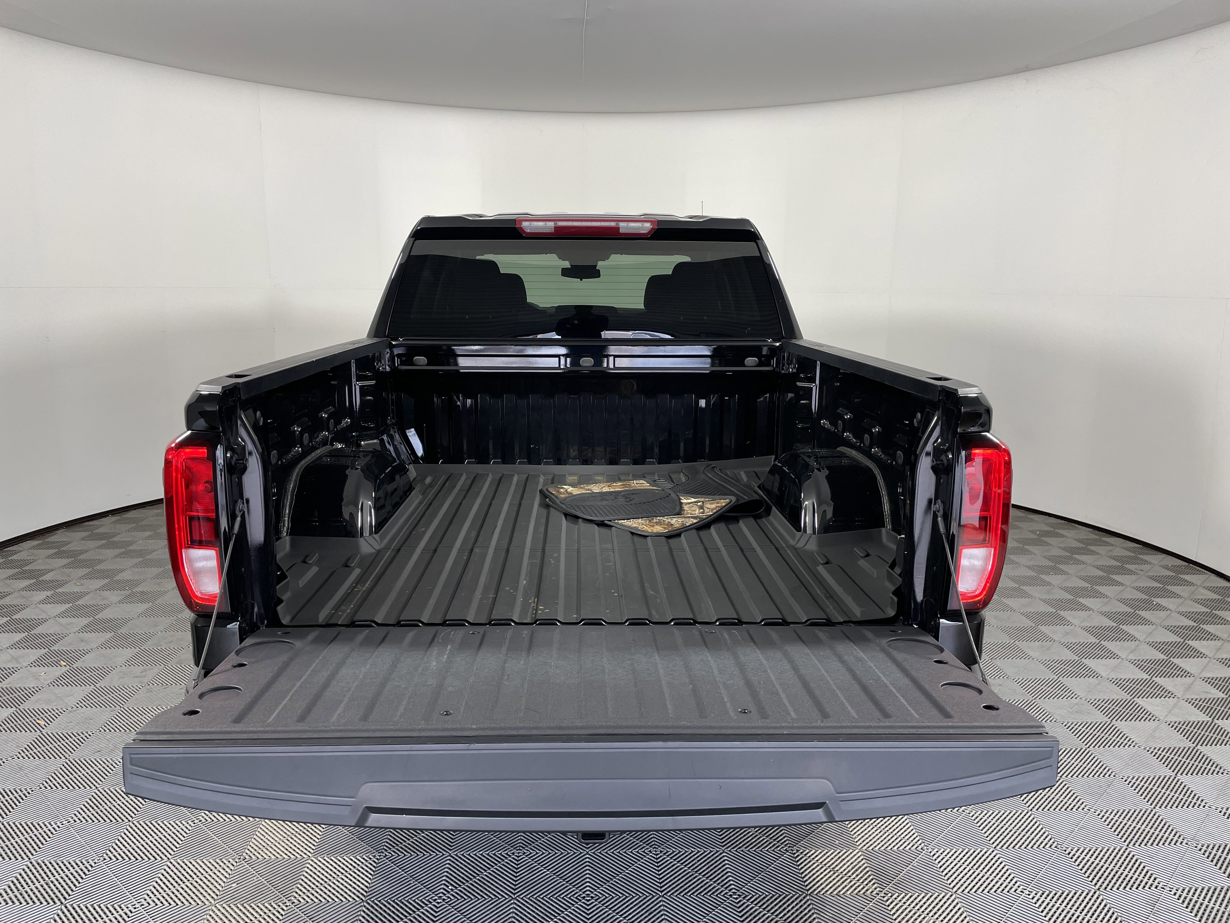 Used 2025 GMC Sierra 1500 Elevation image 19