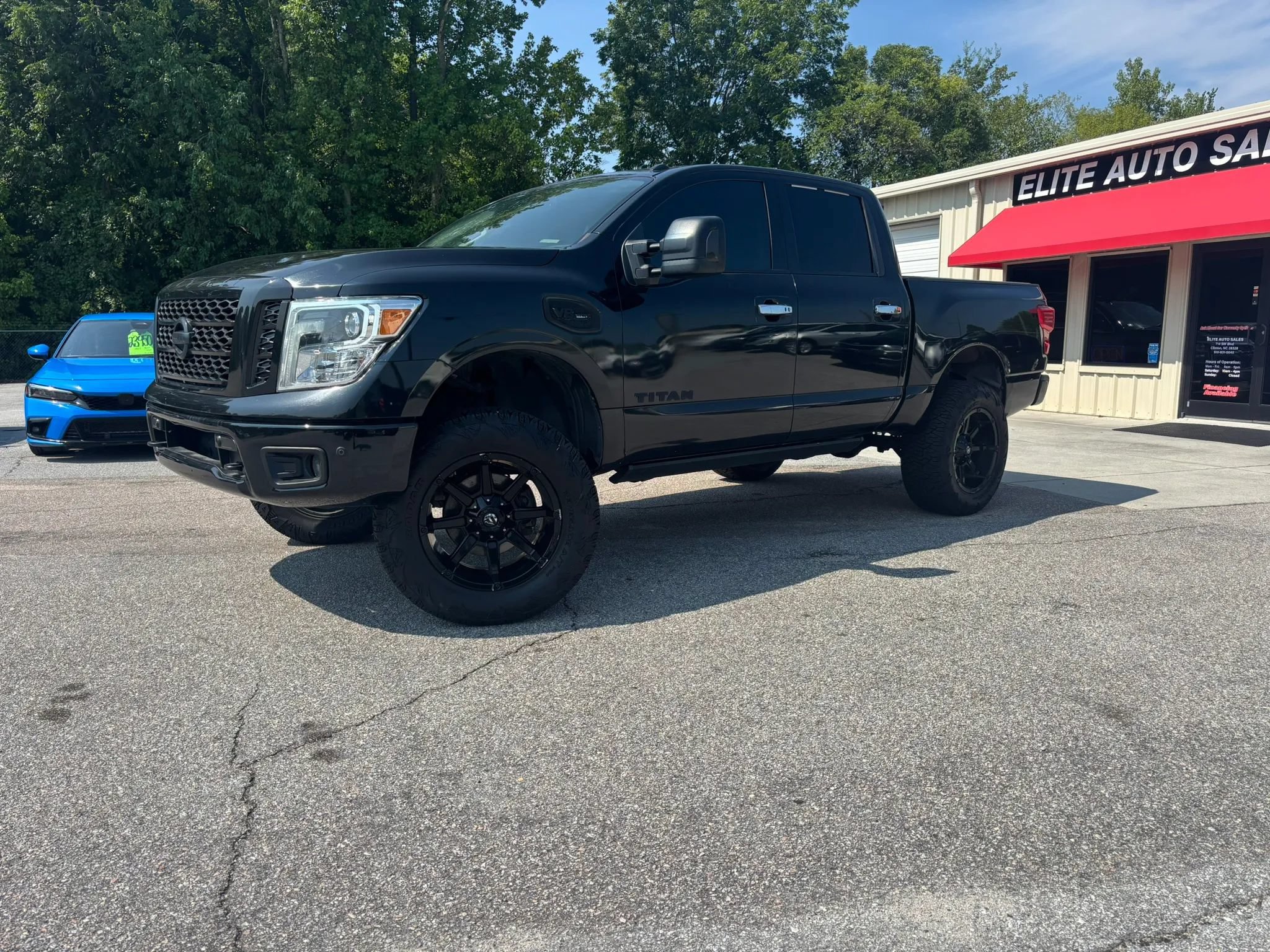 Used 2017 Nissan Titan SL w/ SL Towing Convenience Package RWD image 3