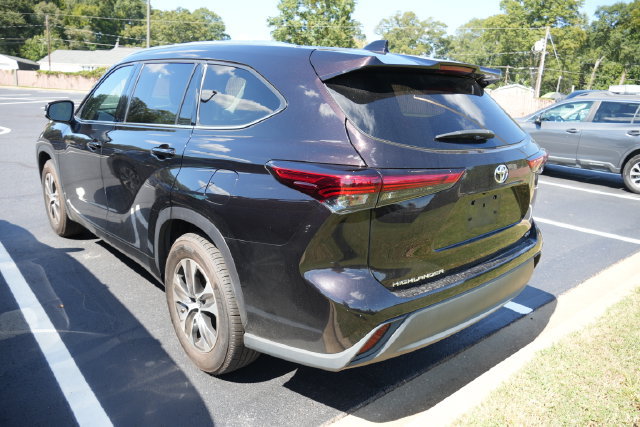 Used 2021 Toyota Highlander XLE FWD image 12