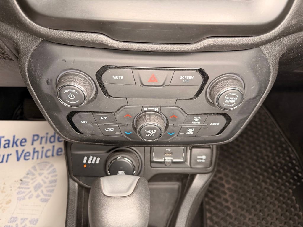 Used 2018 Jeep Renegade Latitude w/ Cold Weather Group AWD/4WD image 13