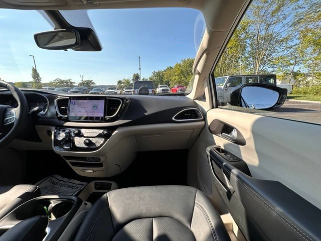Used 2024 Chrysler Pacifica Touring-L FWD image 28