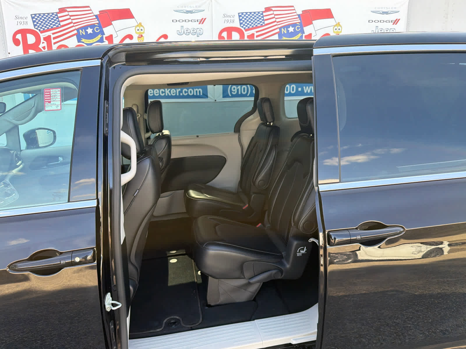 Used 2024 Chrysler Pacifica Touring-L FWD image 32