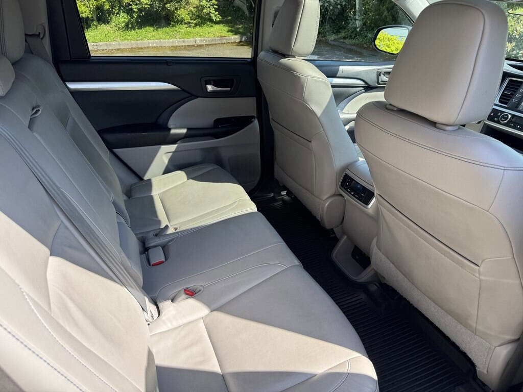 Used 2017 Toyota Highlander XLE image 19