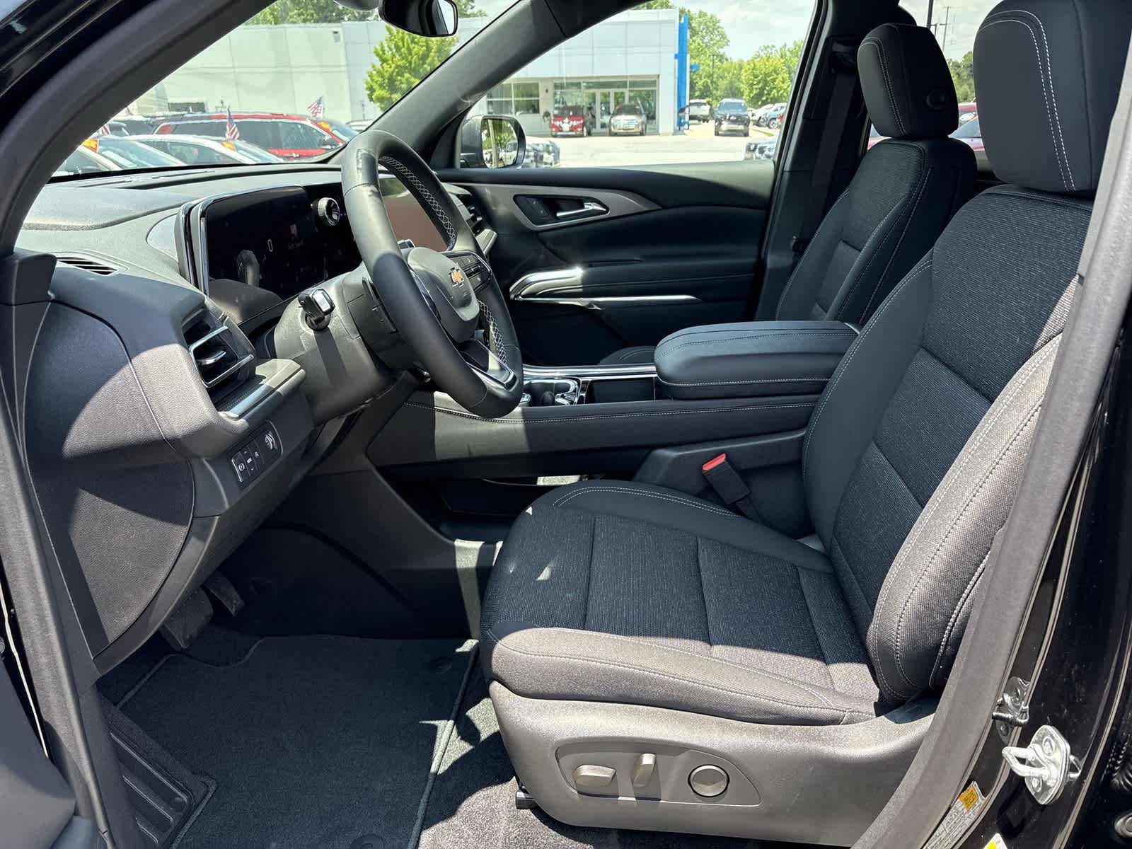 New 2025 Chevrolet Traverse LT FWD image 19