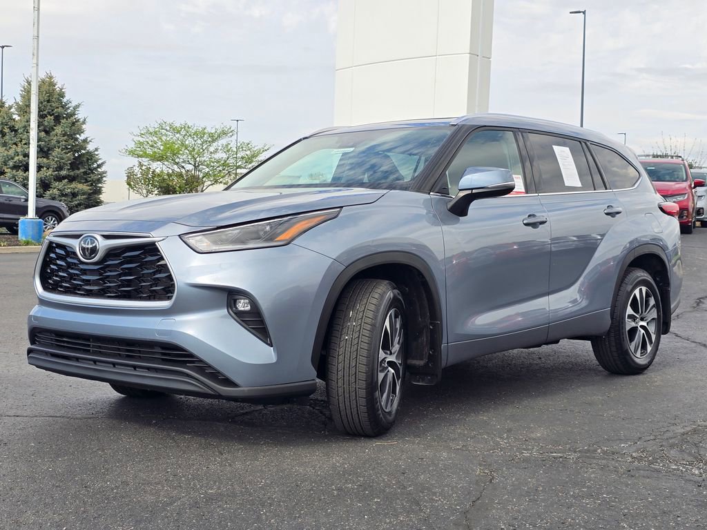 Used 2021 Toyota Highlander XLE AWD/4WD image 4