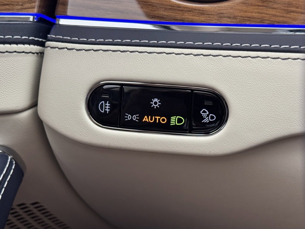 New 2026 Bentley Flying Spur Azure image 15