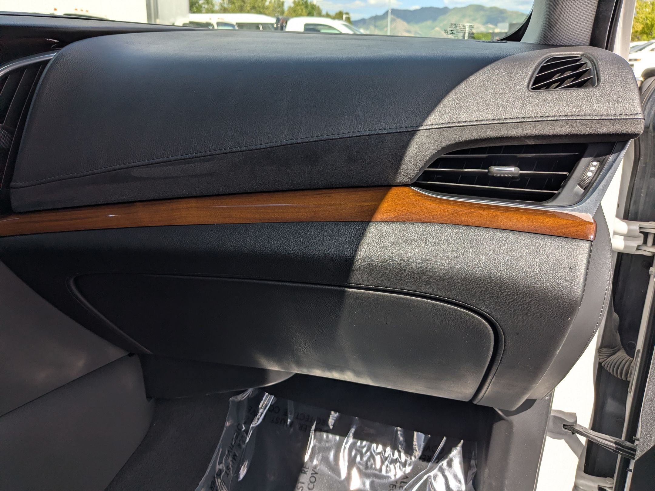 Certified 2020 Cadillac Escalade Premium Luxury AWD/4WD image 33
