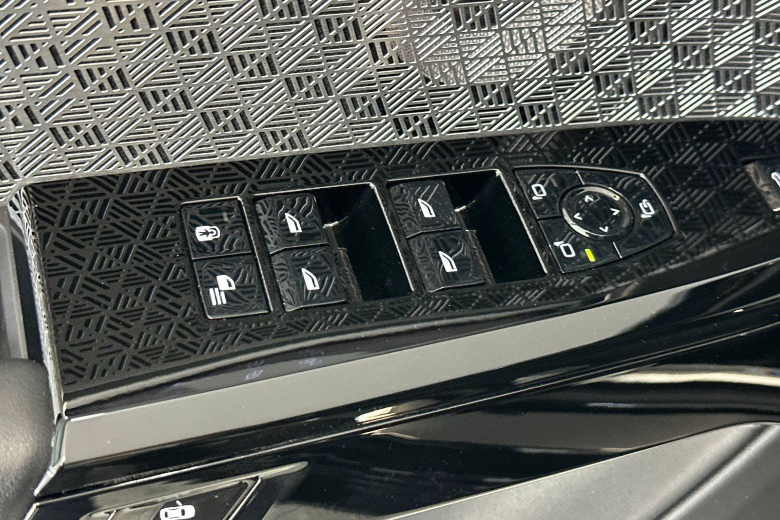 Certified 2024 BMW i7 M70 w/ Executive Package image 23