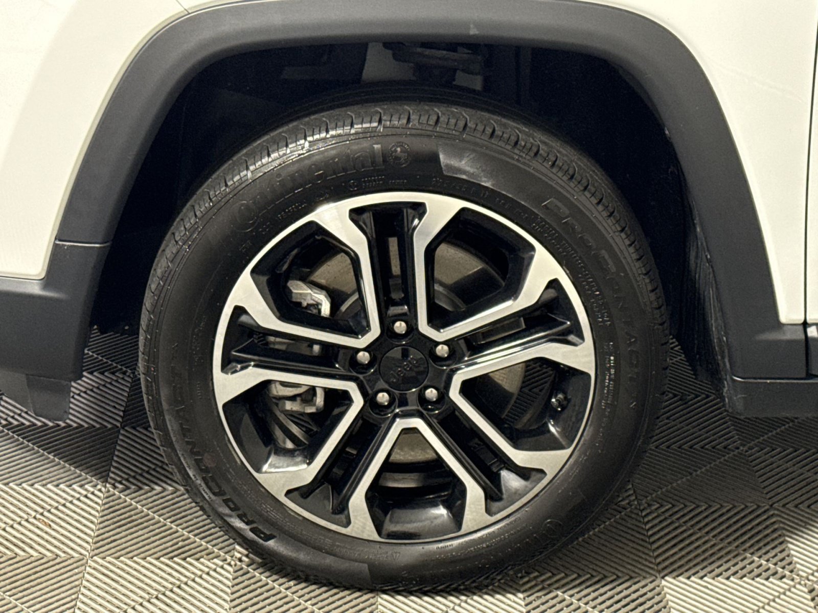 Used 2024 Jeep Compass Limited w/ Sun and Sound Group AWD/4WD image 12
