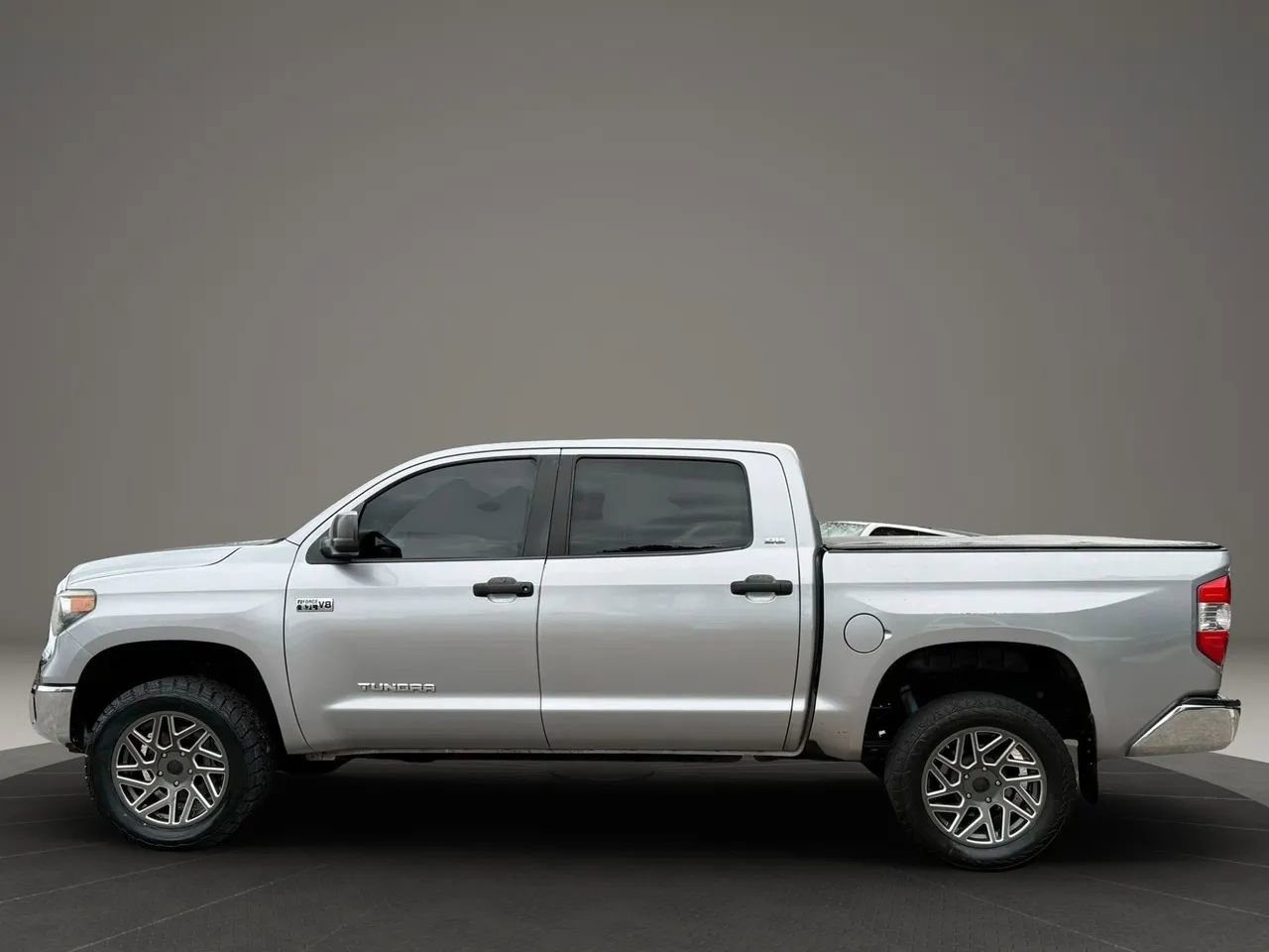 Used 2018 Toyota Tundra SR5 w/ SR5 Upgrade Package image 10