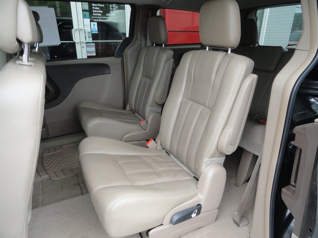 Used 2016 Chrysler Town & Country Touring FWD image 12