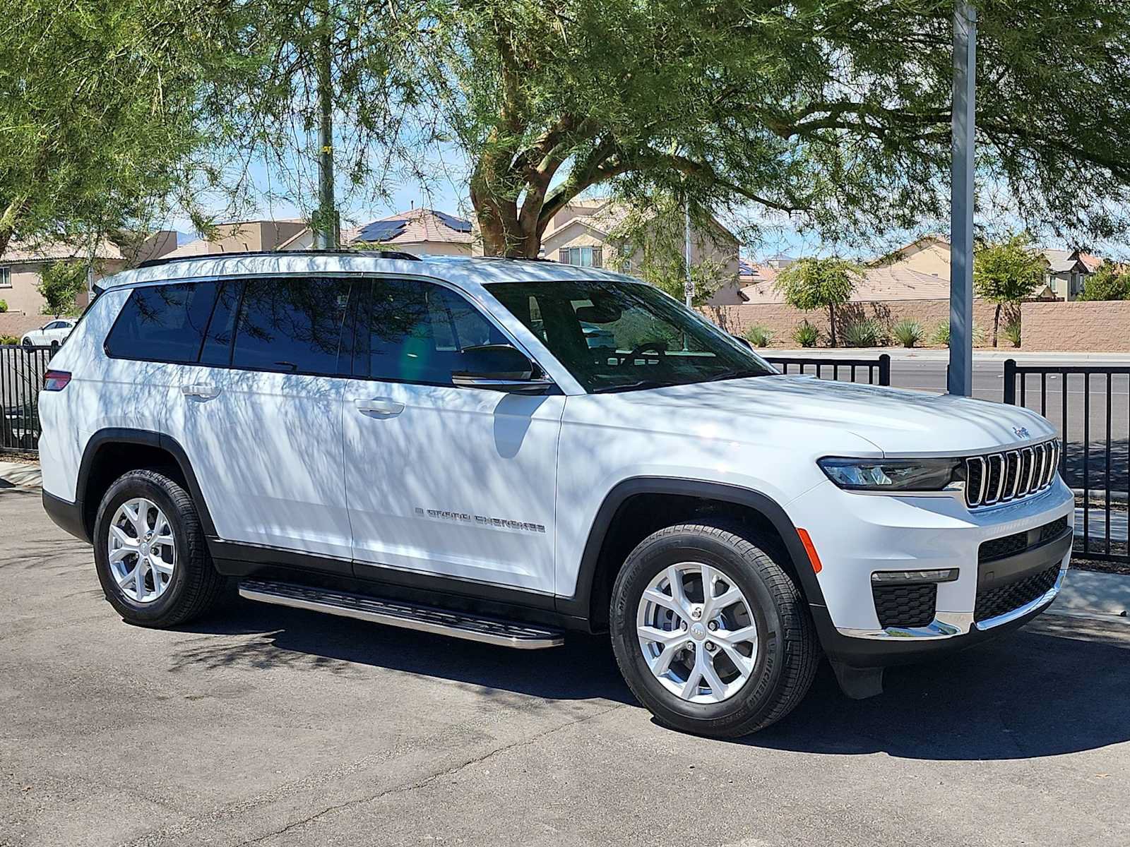 Used 2024 Jeep Grand Cherokee L Limited RWD image 2