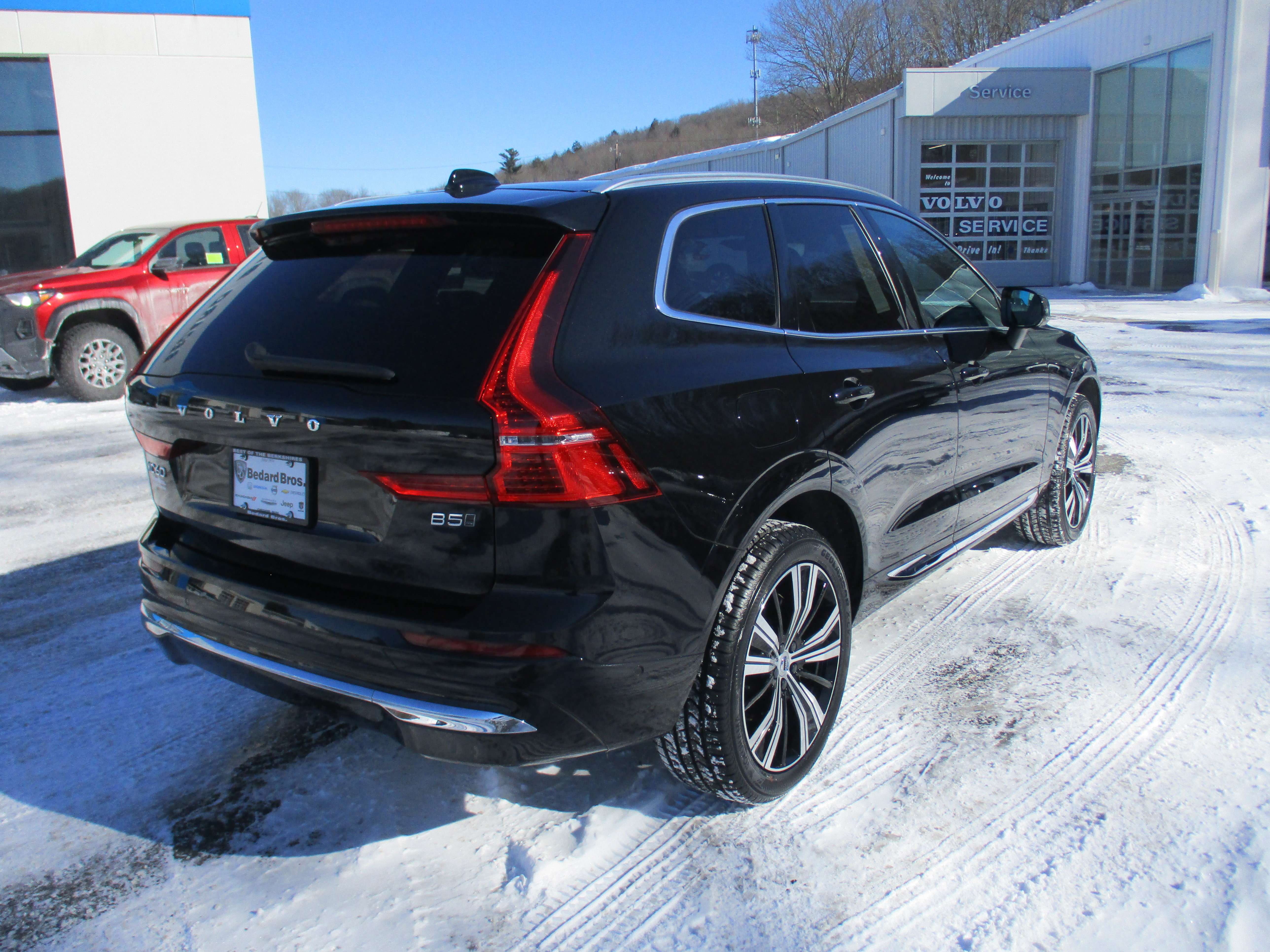 Certified 2023 Volvo XC60 B5 Plus image 5