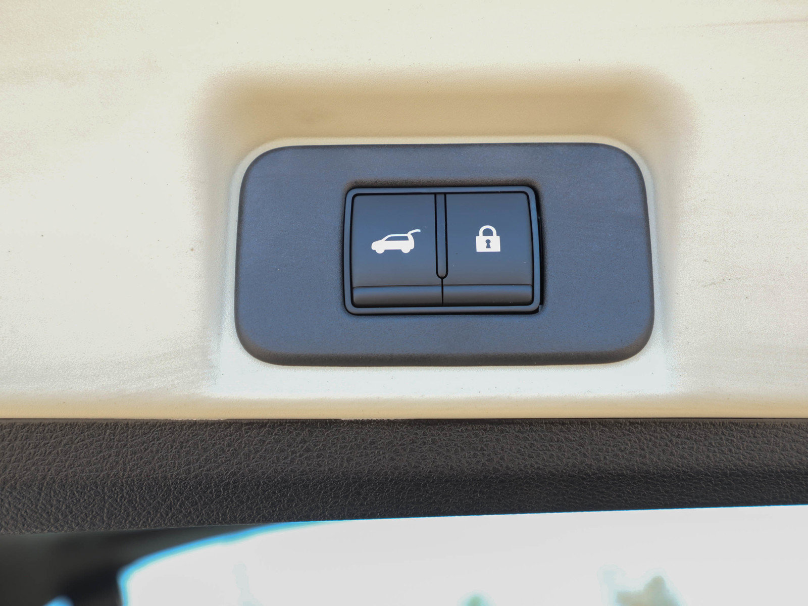 Used 2025 Nissan Ariya Platinum AWD/4WD image 18