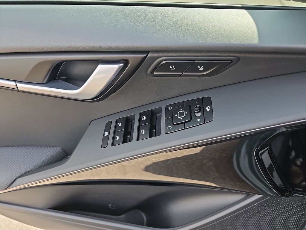 Used 2023 Kia Niro SX Touring image 32