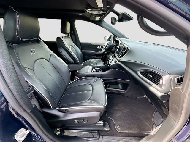 Used 2024 Chrysler Pacifica Premium image 30