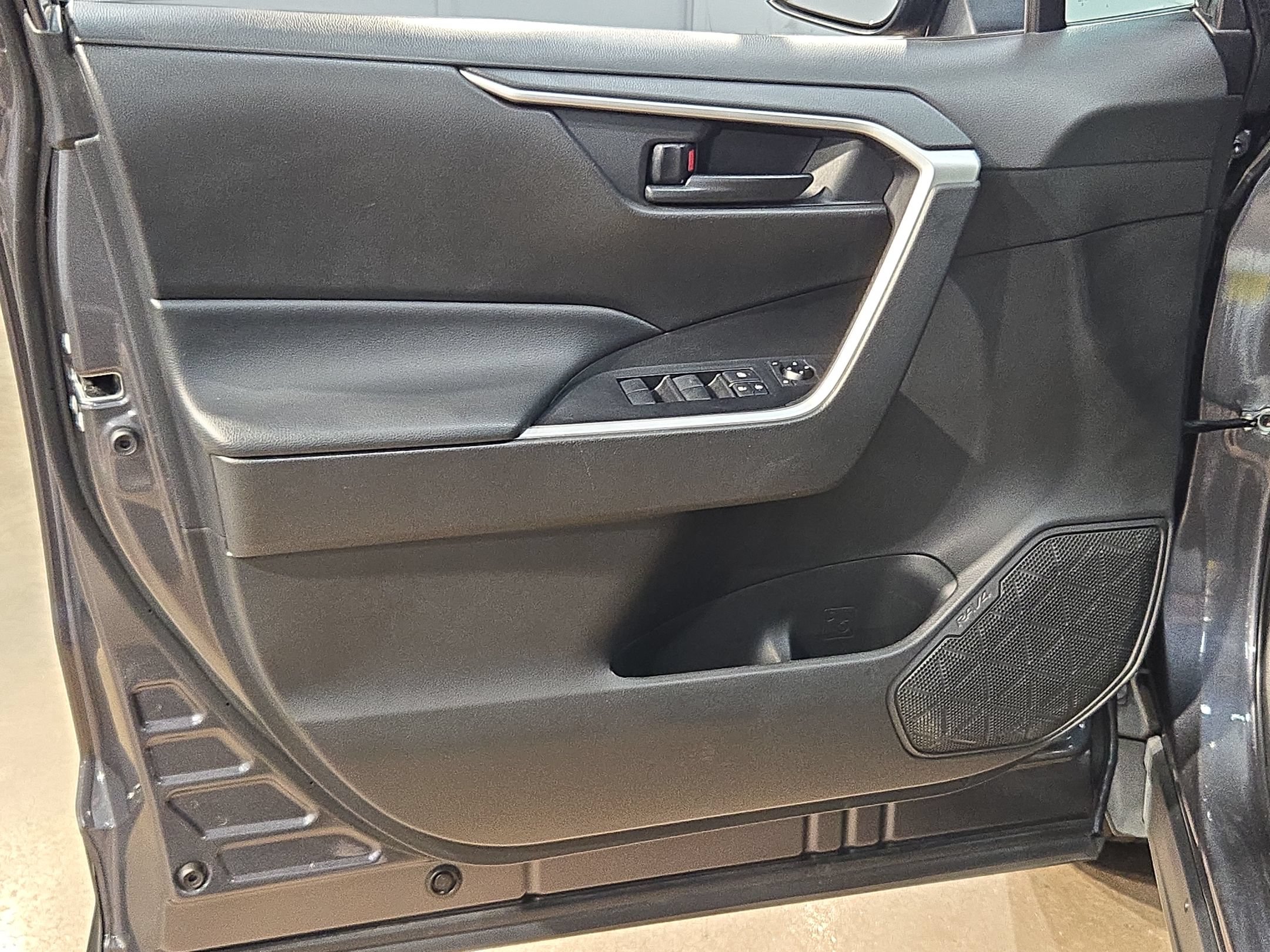 Used 2022 Toyota RAV4 LE FWD image 20