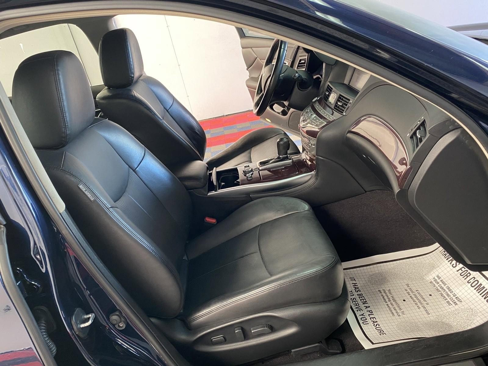 Used 2018 INFINITI Q70 Luxe w/ Cargo Package image 9