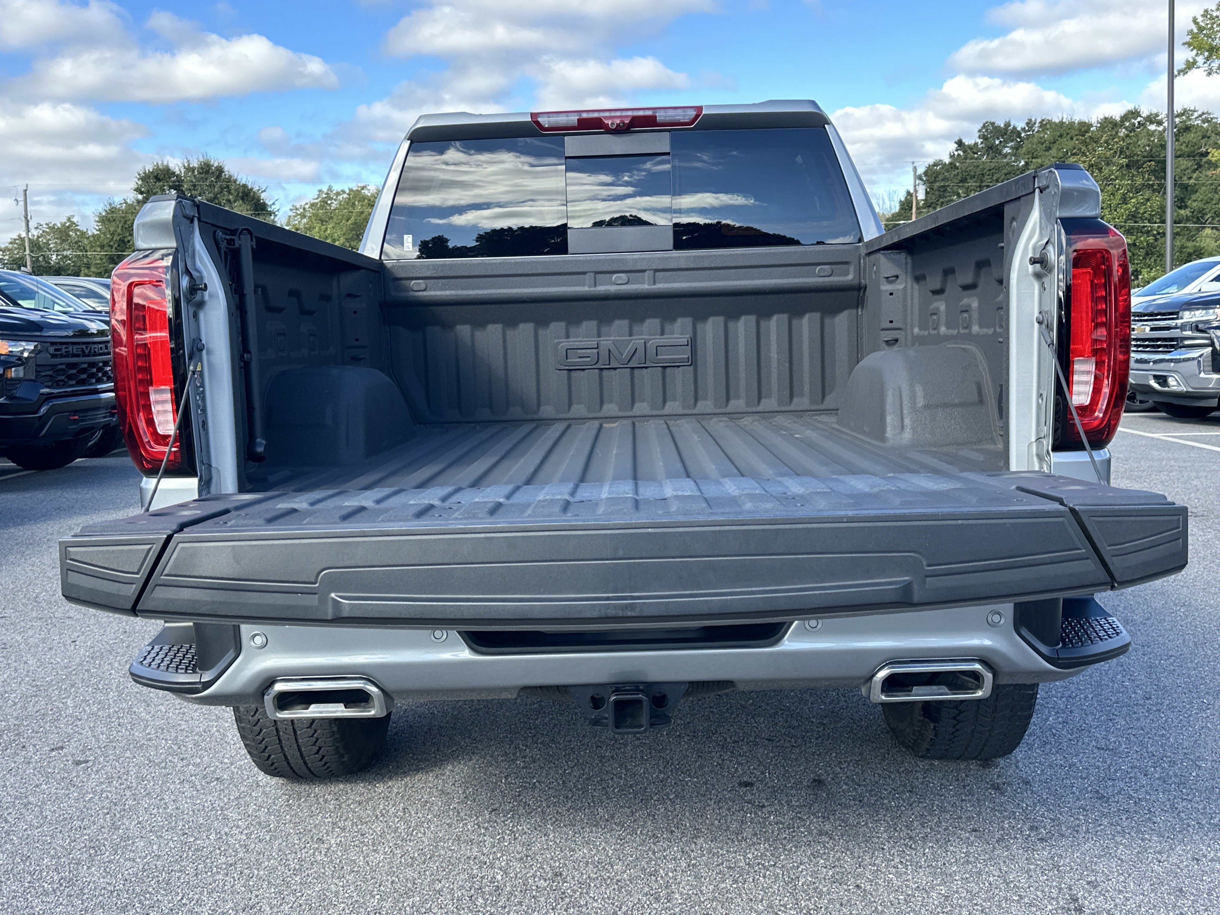 Used 2025 GMC Sierra 1500 AT4 w/ Technology Package AWD/4WD image 19