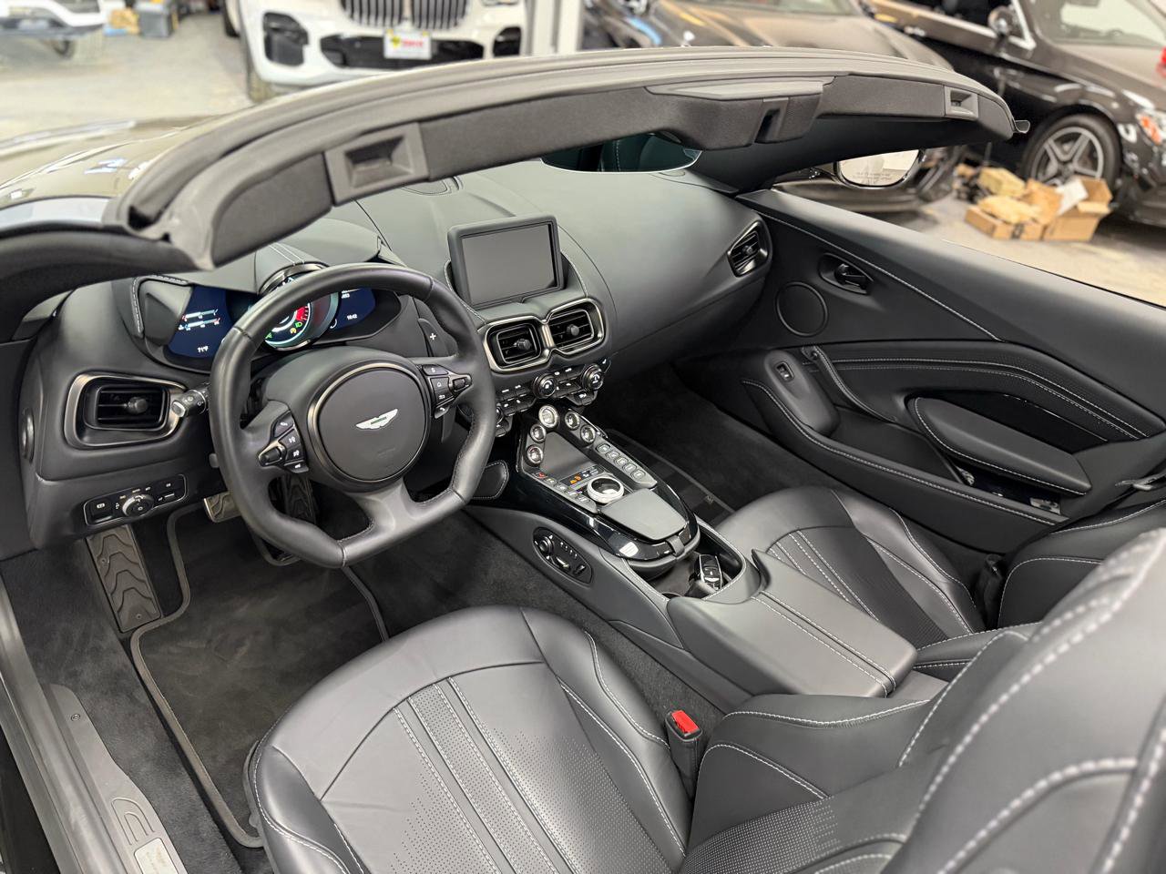 Used 2023 Aston Martin V8 Vantage Roadster image 18