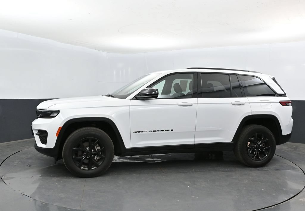 Used 2025 Jeep Grand Cherokee Altitude AWD/4WD image 10