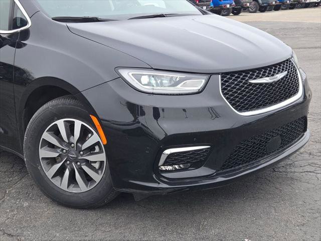 Certified 2024 Chrysler Pacifica Select image 2