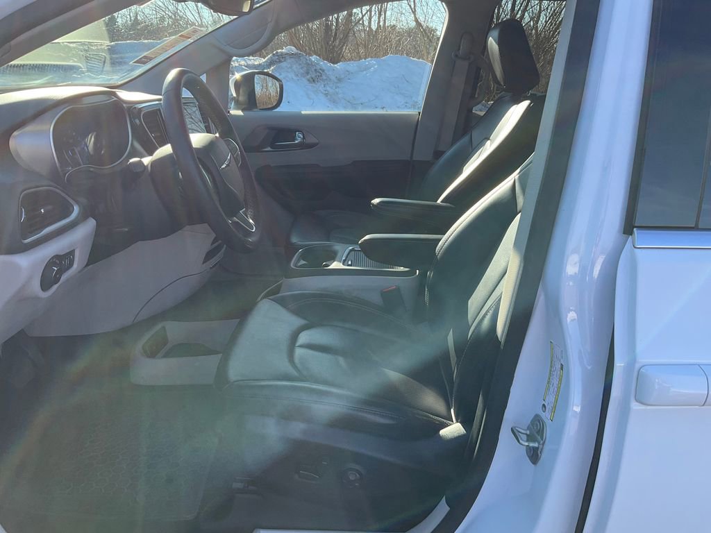 Used 2023 Chrysler Pacifica Touring-L image 2
