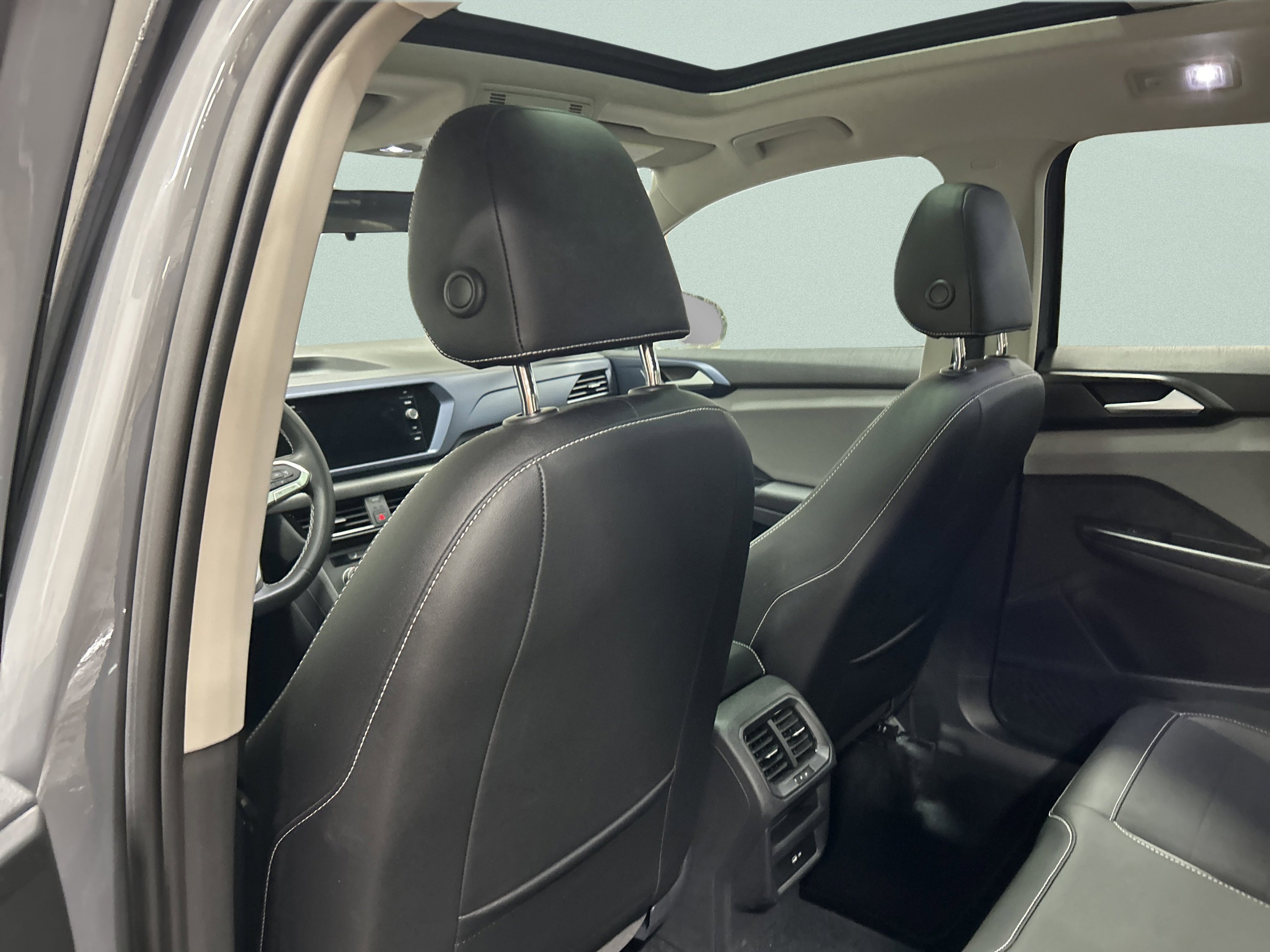 Used 2022 Volkswagen Taos SE image 16