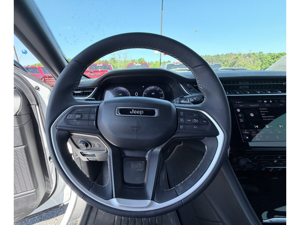 Used 2023 Jeep Grand Cherokee Altitude RWD image 14