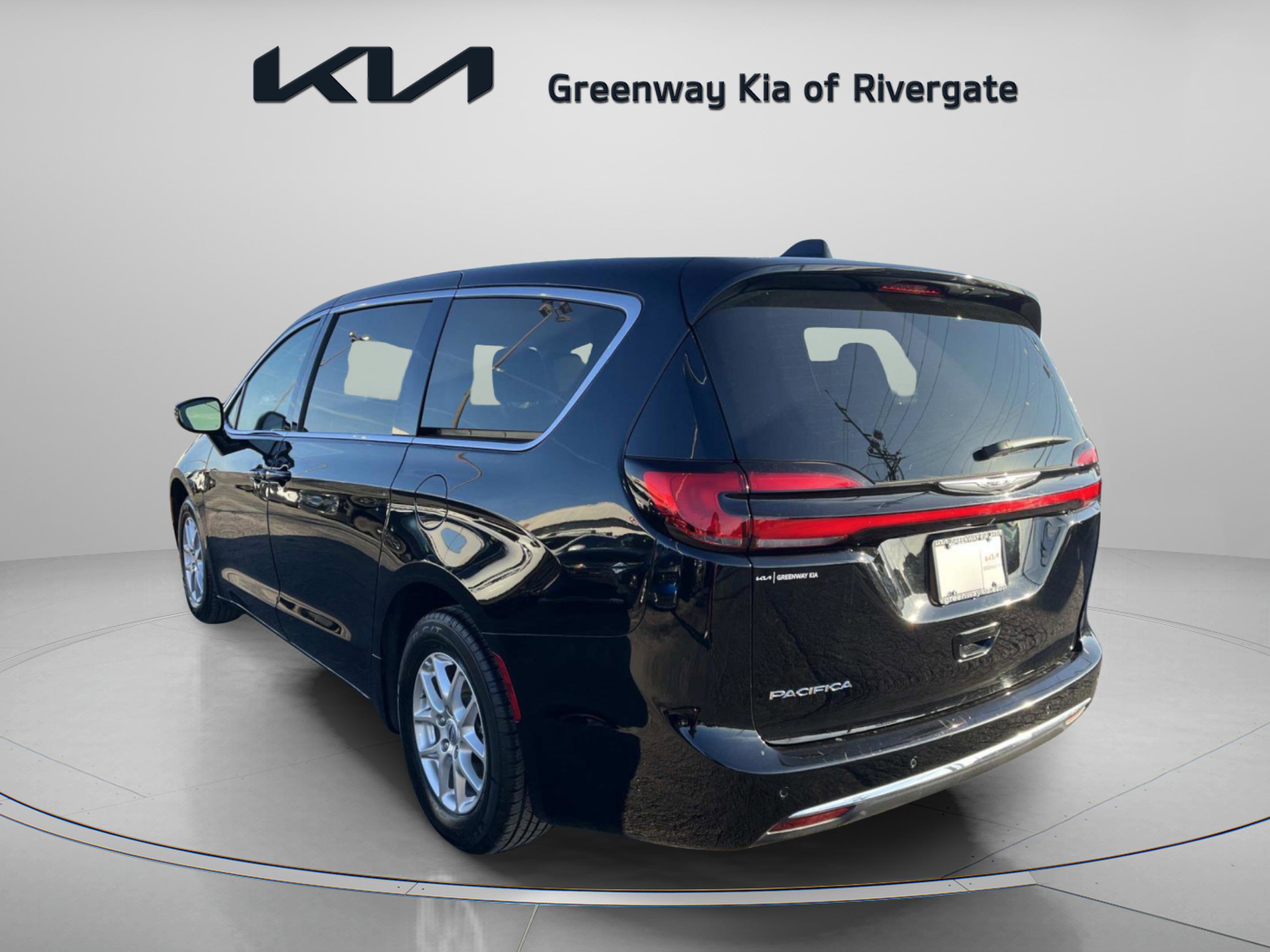 Used 2024 Chrysler Pacifica Touring-L image 5