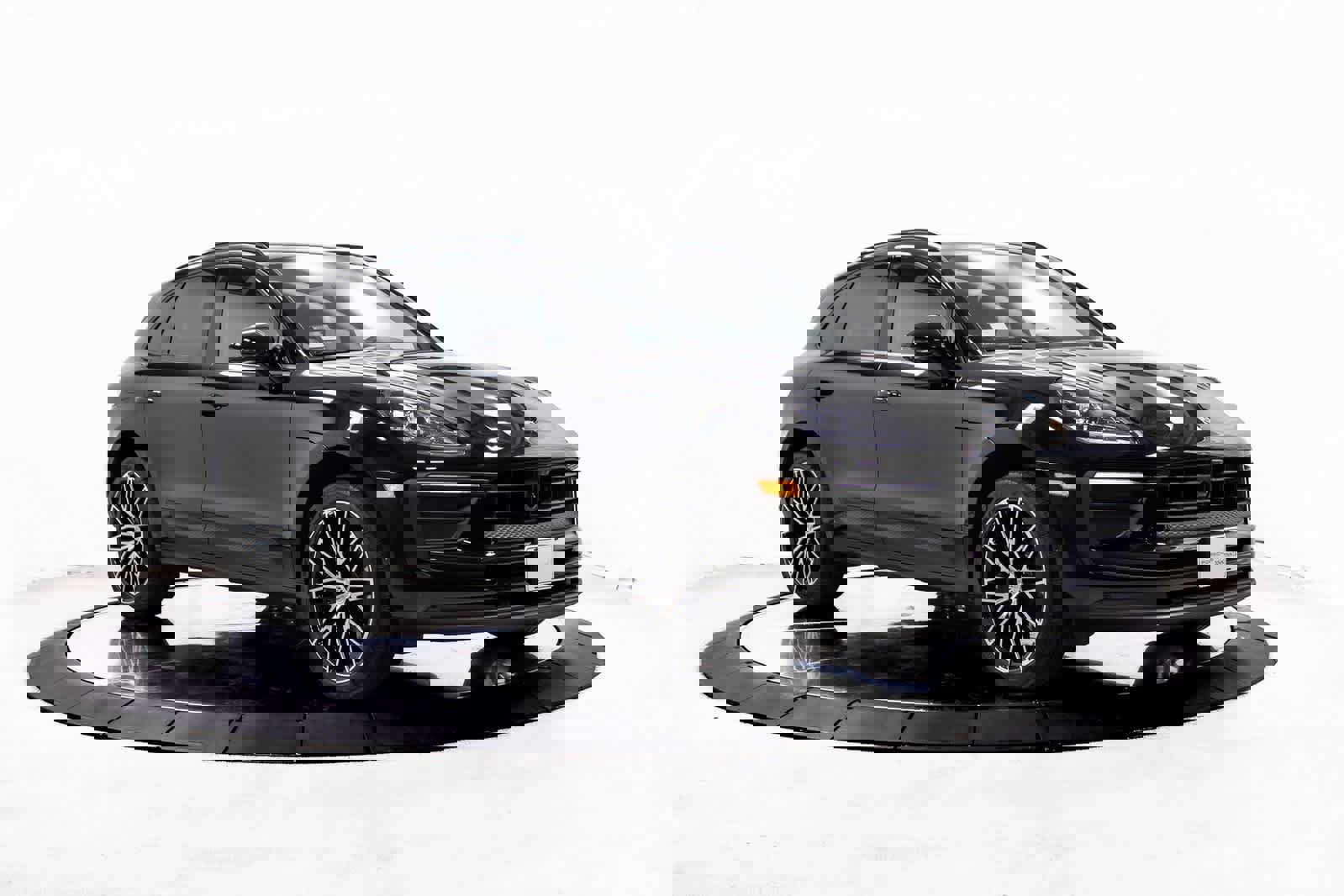 Certified 2025 Porsche Macan image 6