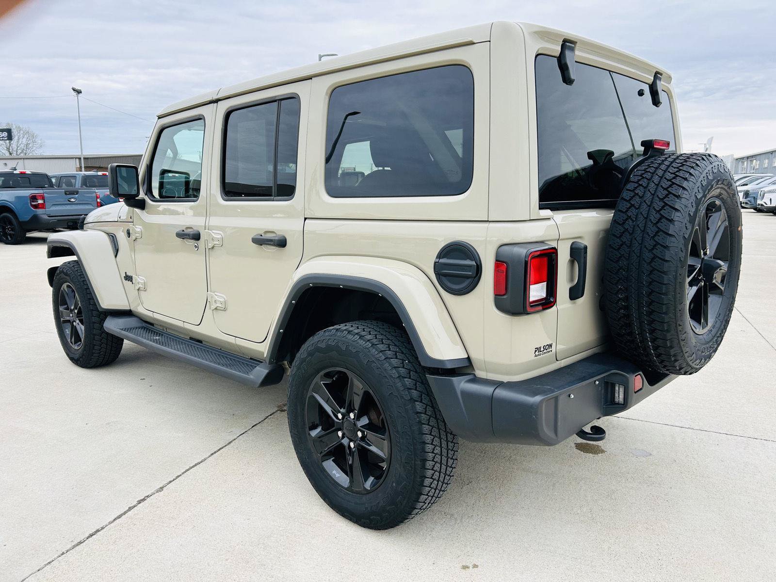 Used 2022 Jeep Wrangler Unlimited Sahara AWD/4WD image 31
