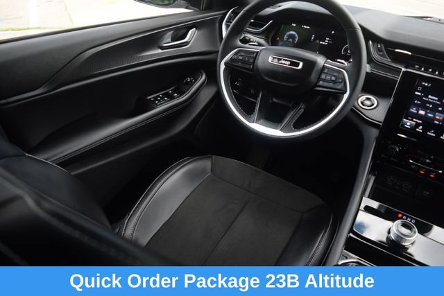 Used 2023 Jeep Grand Cherokee Altitude AWD/4WD image 2