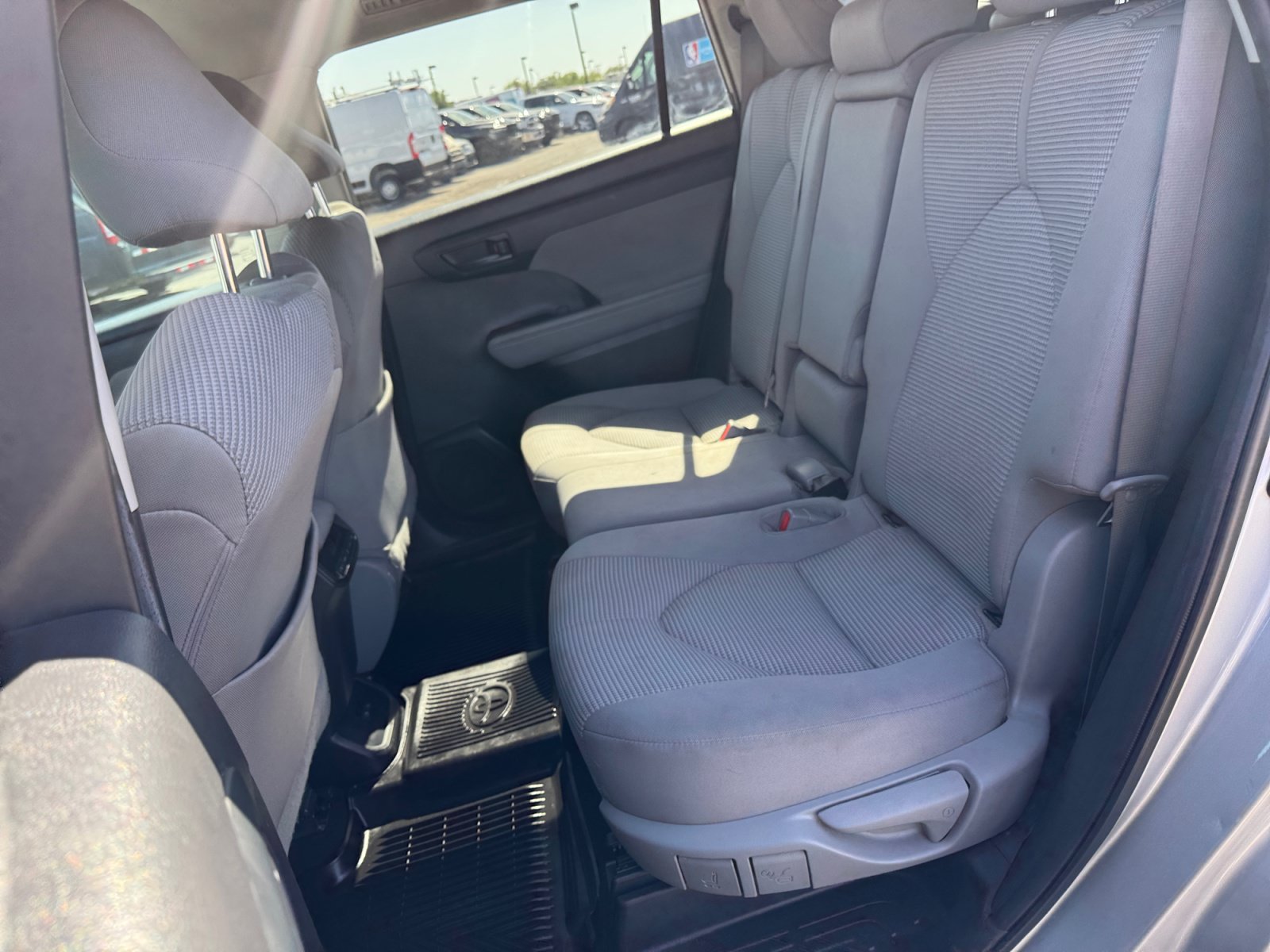 Used 2022 Toyota Highlander LE FWD image 27