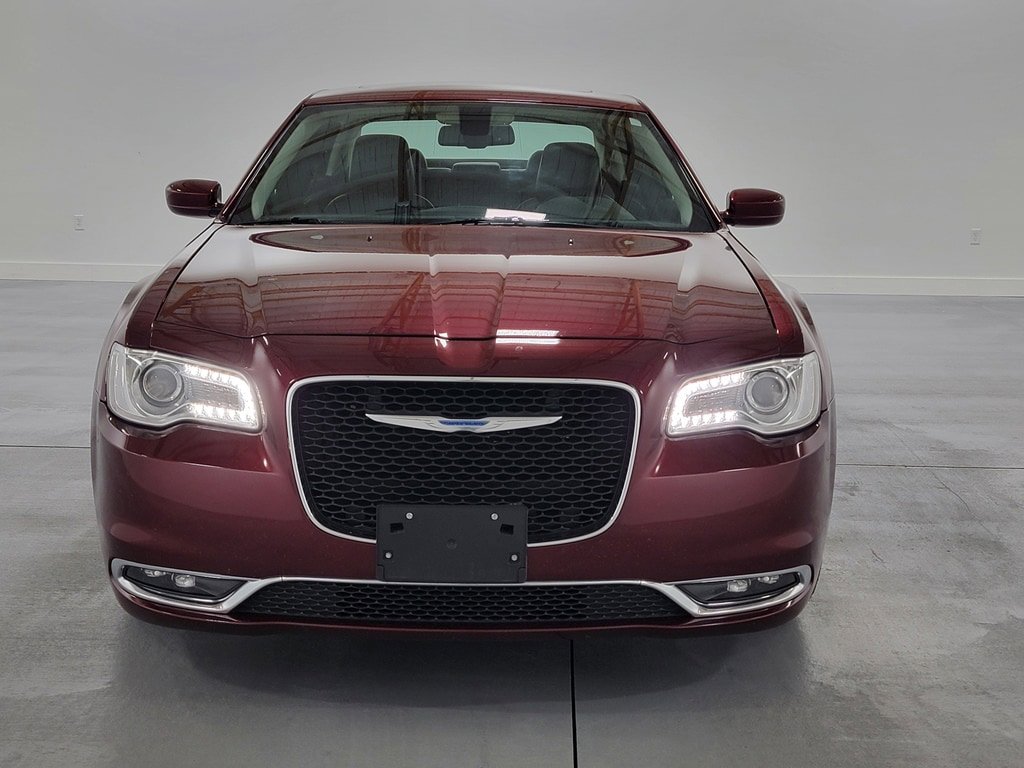 Used 2017 Chrysler 300 Limited w/ Value Package RWD image 3