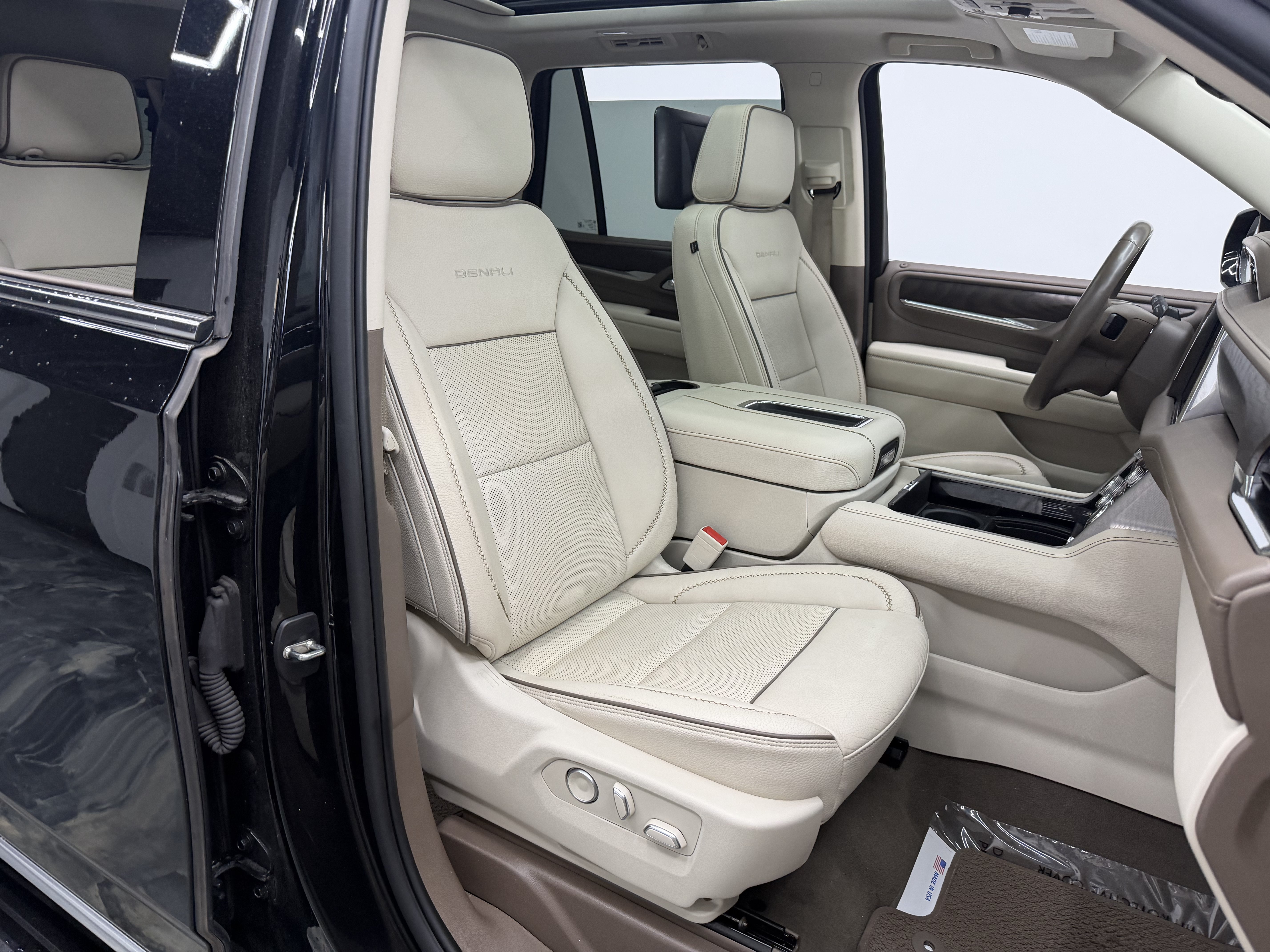Used 2023 GMC Yukon Denali w/ Advanced Technology Package AWD/4WD image 28