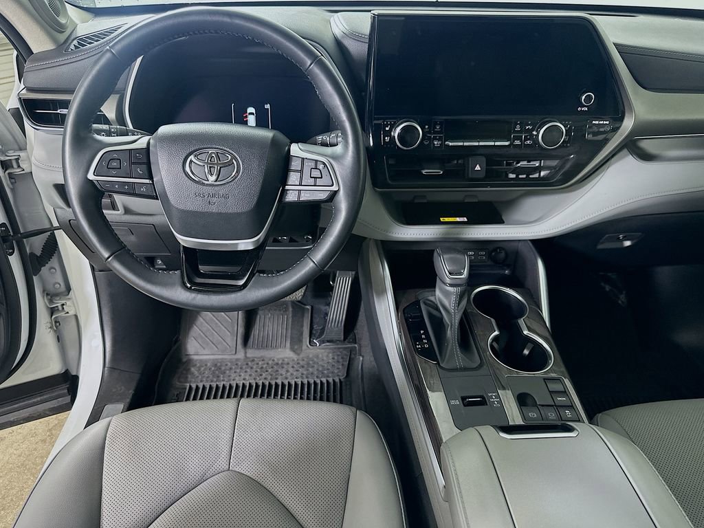 Used 2024 Toyota Highlander Limited image 18